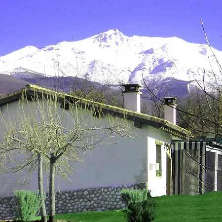 Country house Rurales El Canchal De La Gallina: Rustic Retreat With Jacuzzi & Heated Pool Hervas