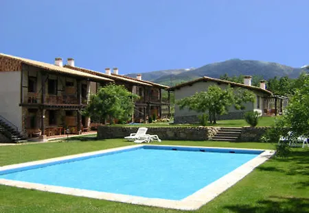 Country house Rurales El Canchal De La Gallina: Rustic Retreat With Jacuzzi & Heated Pool