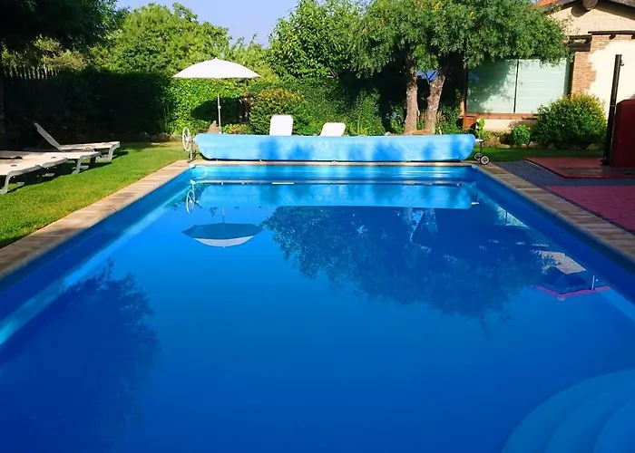 Rurales El Canchal De La Gallina: Rustic Retreat With Jacuzzi & Heated Pool Hervás